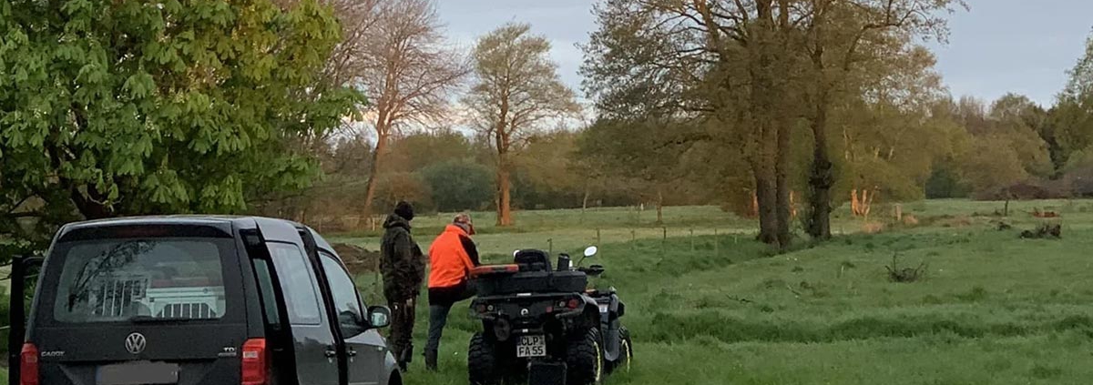 Quad und Auto auf dem Feld