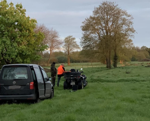 Quad und Auto auf dem Feld