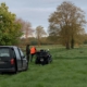 Quad und Auto auf dem Feld
