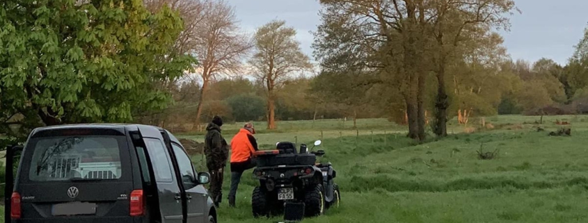 Quad und Auto auf dem Feld